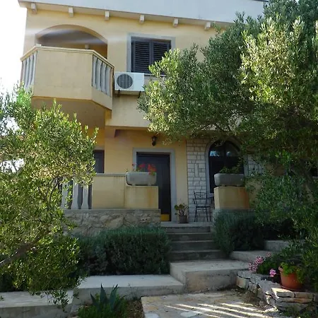 Apartment With Sea View Sali